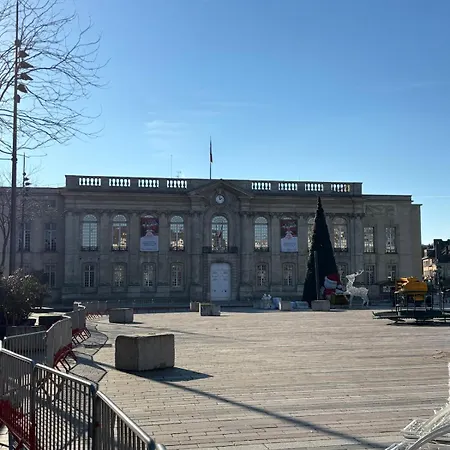La Petite Parisienne-centre -gare -airport